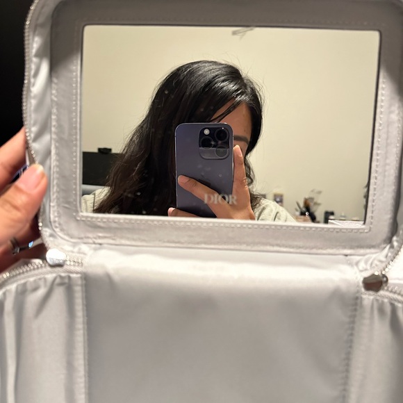 DIOR-“AROUND THE WORLD” VANITY CASE/HAND TOWELS/CAPTURE TOTALE HYALUSHOT & CREAM - Picture 5 of 16